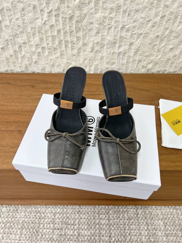 G069 Maisonmargiela 马吉拉 26Ss早春新款 字母弹力带 方头 玛丽珍 高跟鞋 DDD 把芭蕾鞋的柔捏成尖锐轮廓 露趾切口是慵懒里的“小心机