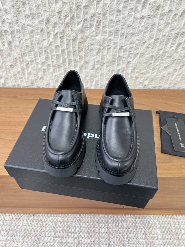 G172 Alexander Wang 亚力山大王 26Ss早春新款 系带 厚底 乐福鞋 休闲鞋 DDD 这款Alexander Wang厚底乐福鞋，细腻的牛皮