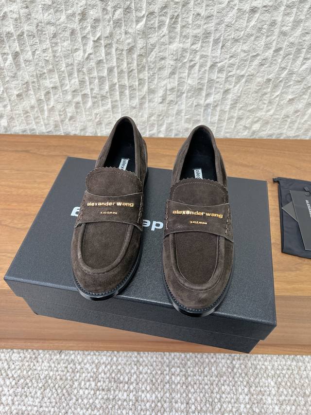 G172 Alexander Wang 亚力山大王 26Ss早春新款 Carter 徽标装饰 乐福鞋 DDD 这款Alexander Wang乐福鞋选用牛麂皮，