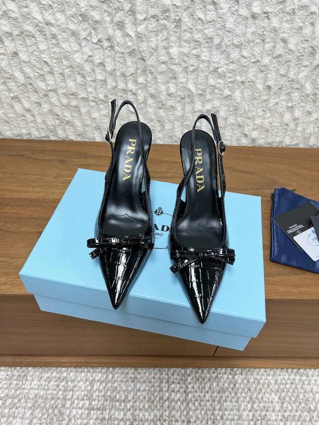 G061 Prada 普拉达 26Ss早春新款 蝴蝶结凉鞋 高跟鞋 DDD Prada黑色漆皮高跟鞋，尖头+细跟设计，跟高约8.5Cm，优雅又显腿长。鞋面蝴蝶结