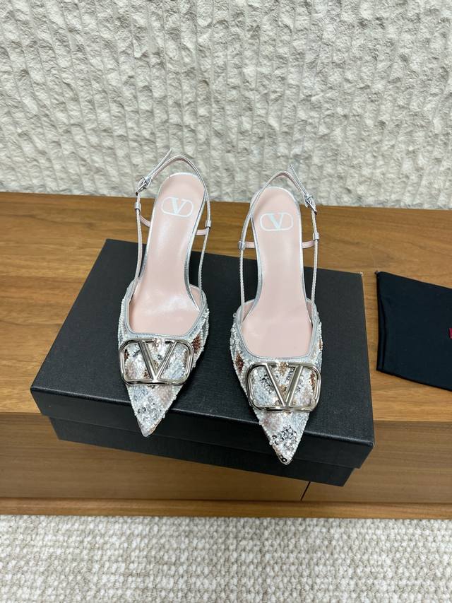 G061 Valentino 华伦天奴 26Ss早春新款 高跟 凉鞋 DDD 绝美的质感 非常好搭配，任何季节可穿 DDD 华伦天奴此系列演绎全新时尚魅力 延续