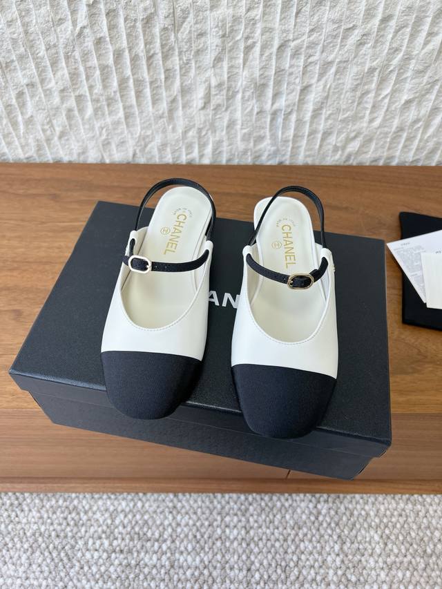 G081 Chanel 小香 26C早春新款 拼色 双C 平底 后空 凉鞋 DDD 以Trompe-L’Il视觉艺术重构经典 让拼色成为夏日格调的注脚。 DDD