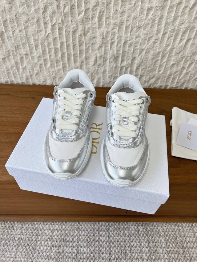 G598 Dior 迪奥 26Ss春夏新款 情侣 休闲鞋 德训鞋 DDD 鞋面采用麂皮和网面拼接 精心制作，正面饰以同色调绒面牛皮革镶片， DDD 系带设计，穿
