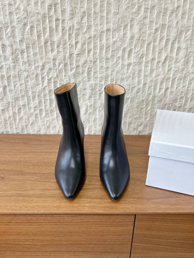 G279 Maison Margiela 马吉拉 25Ss秋冬新款 高跟 短靴 DDD 简易百搭尖头靴子，北欧小众风情～简约的设计 独特头型设计 让脚丫子变的更