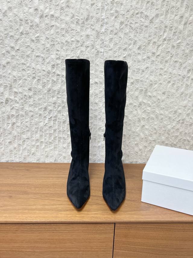 G123 The Row 小众潮牌 25Ss秋冬新款 松紧弹力 尖头 短靴 小猫跟长靴 DDD 这双长靴呈现出优雅又不失个性的风格，结合了时装靴的精致感与一定的