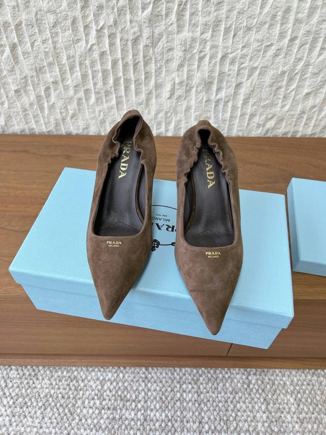 G286 Prada 普拉达 25Ss秋冬新款 三角标 高跟鞋 单鞋 DDD 这款高跟鞋配有逗号跟，鞋履重释Prada往昔的设计元素 DDD 用橡胶鞋底环绕鞋面