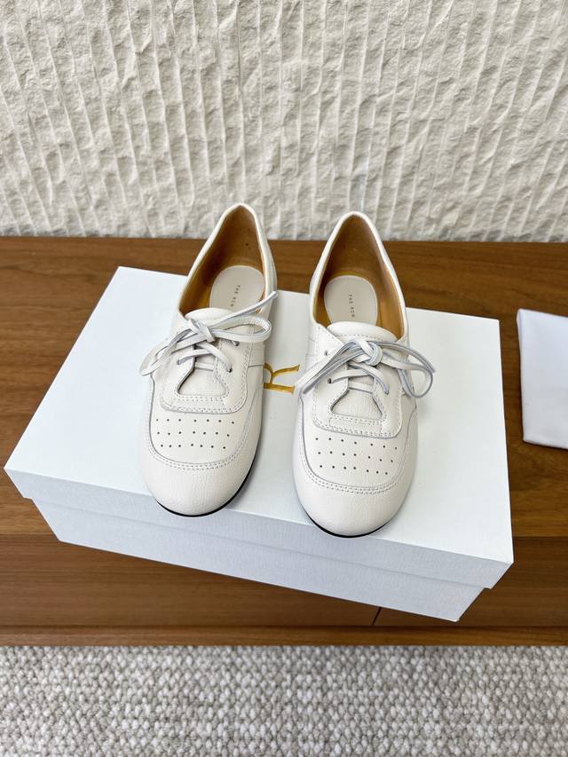 G123 The Row 小众潮牌 26Ss春夏新款 Tr系带 平底圆头 乐福鞋 玛丽珍单鞋 DDD 鞋面设计甜美又显大气，好看也不单调带点复古甜美风随意搭配都