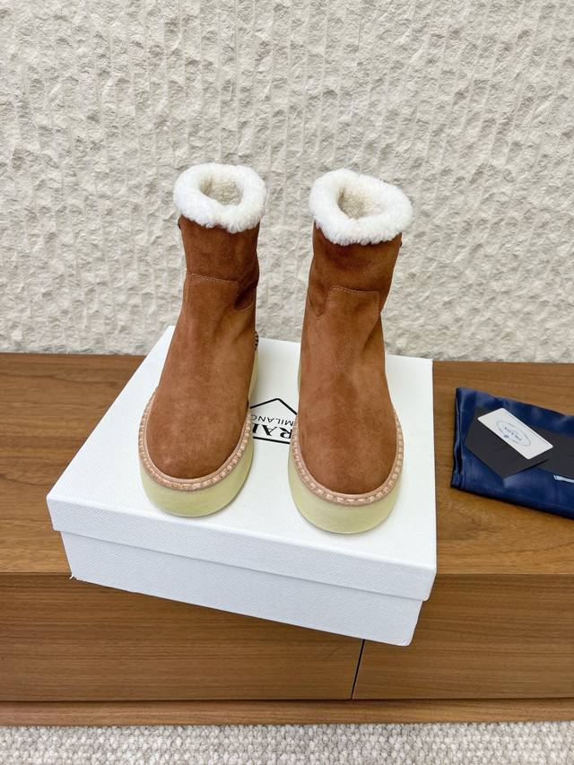 G292 Prada 普拉达 25Ss秋冬新款 厚底 休闲 雪地靴 短靴 DDD 这款运动鞋延续经久不衰的轮廓，是新款经典单品 采用麂皮 精心制作， DDD 提