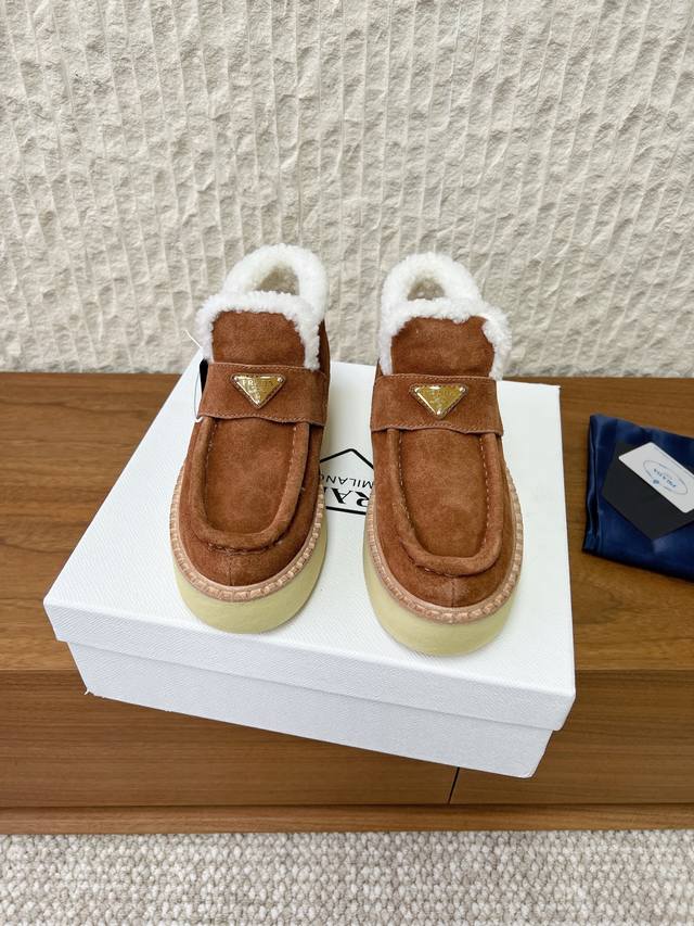G292 Prada 普拉达 25Ss秋冬新款 厚底 休闲 乐福鞋 DDD 这款运动鞋延续经久不衰的轮廓，是新款经典单品 采用麂皮 精心制作， DDD 提升格调