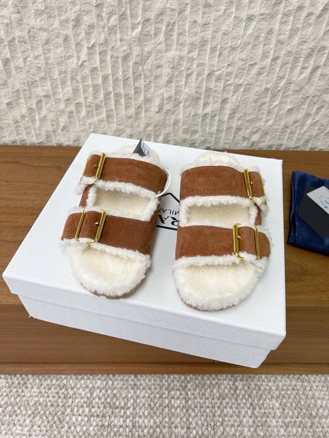 G292 Prada 普拉达 25Ss秋冬新款 厚底 休闲 勃肯 半拖 DDD 这款运动鞋延续经久不衰的轮廓，是新款经典单品 采用麂皮 精心制作， DDD 提升