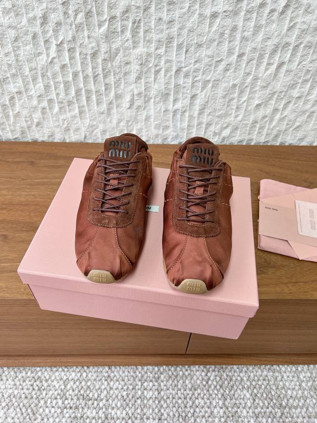 G100 Miu Miu 缪缪 26Wf早春新品 绸缎 芭蕾舞鞋 德训鞋 DDD 将芭蕾舞鞋与德训鞋的巧妙融合 DDD 既是对经典风格的创新演绎， DDD 也是