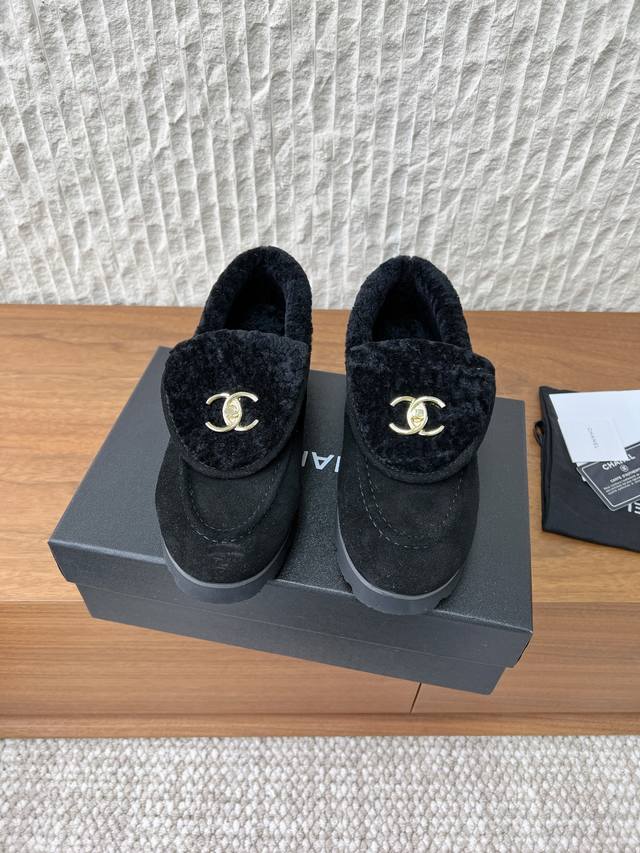G589 Chanel 小香 25Ss秋冬新款 毛绒 乐福鞋 毛毛鞋 DDD 鞋头拼接毛绒材质，内里是羊毛，兼顾保暖和奢华质感，适合秋冬穿着。 DDD 鞋头有金