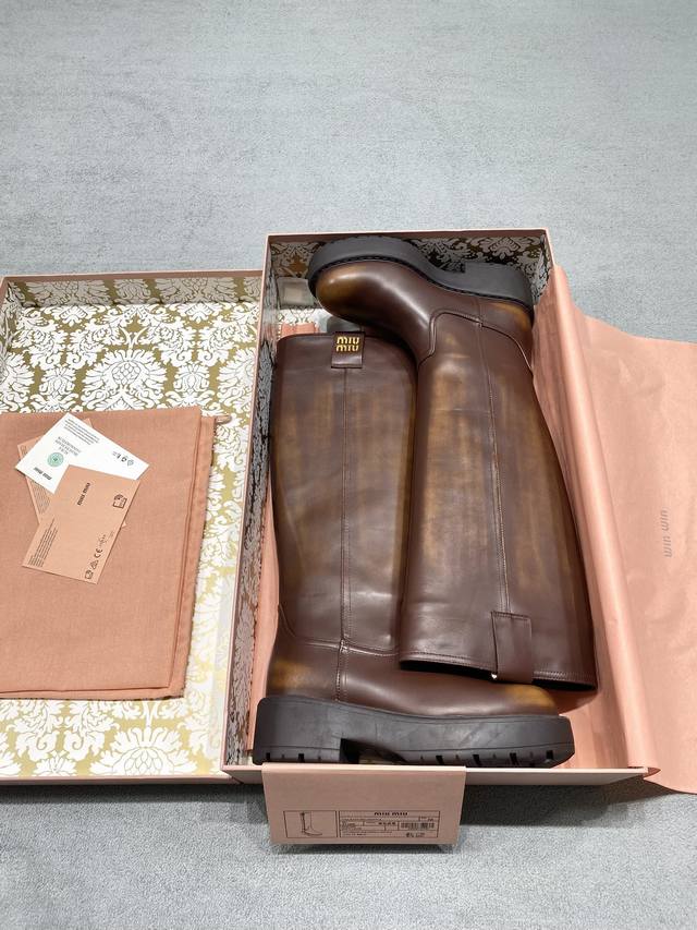 Miu Mi* 缪缪25 双耳厚底套筒直筒长靴 DDD 今年最值得入手的靴子 没有之一！超多网红明星上脚 Miumiu*今年秋冬确实泰酷辣 DDD 秋冬限定款