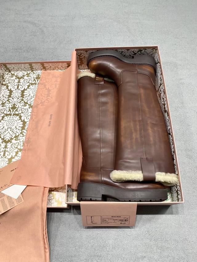 Miu Mi* 25 双耳厚底套筒直筒羊毛长靴 DDD 冬日氛围感十足 不怕冻脚啦！今年最值得入手的靴子 没有之一！超多网红明星上脚 Miumi*今年秋冬确实泰