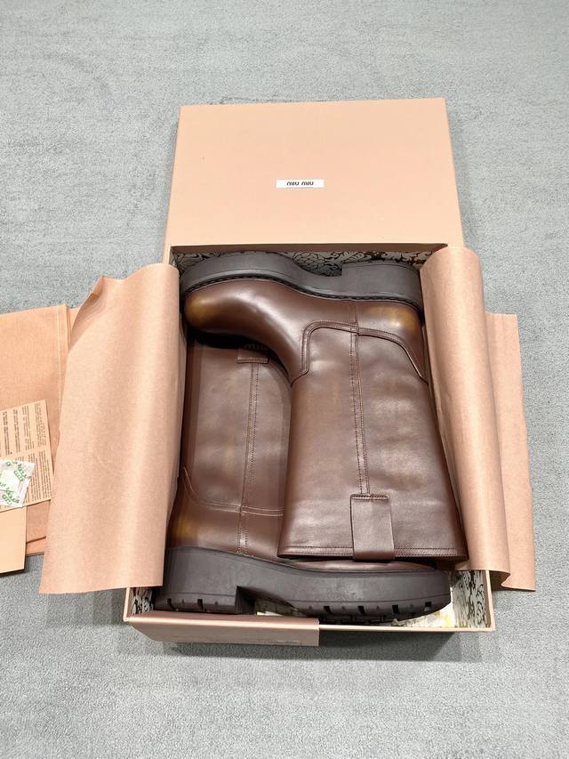 原版开发 独家新品 Miumi* 25 秋冬新款麂皮中筒靴 DDD Miumi* 今年秋冬确实很精彩啊 酷炫狂炸 一看就是很有钱的样子 秋冬限定款！柔软的麂皮材