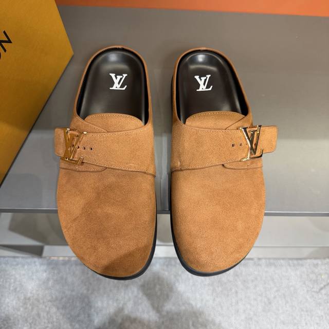 38-45 Lv Easy 2025新款男士休闲凉拖拖鞋，取材绒面牛皮革，以Monogram 图案彰显潮流风范。Lv 字母点亮可调节饰带，韧性鞋垫和微型外底实现