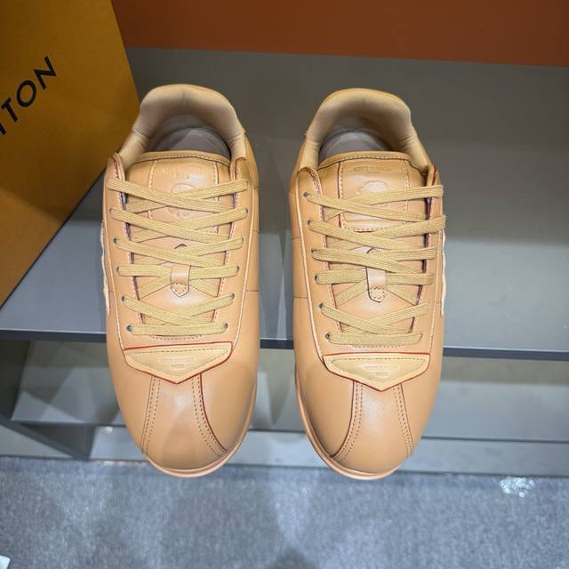 码数38-45 Lv Buttersoft运动鞋的多彩诠释结合了羊皮、Lv Buttersoft运动鞋的多彩诠释结合了羊皮和小牛皮，带来超柔软的感觉。这款以60