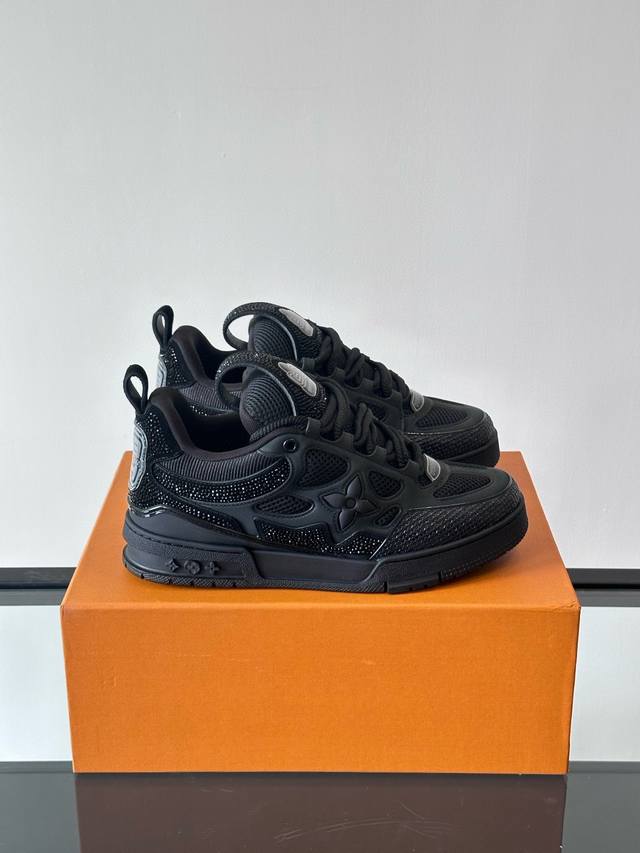 码数38-45 L*Skate 运动鞋-厚底系带面包运动鞋，采用头层牛皮制成，鞋头撞色橡胶包裹，粗鞋带系带设计，侧面带 Monogram 大印花， 鞋舌及后跟”