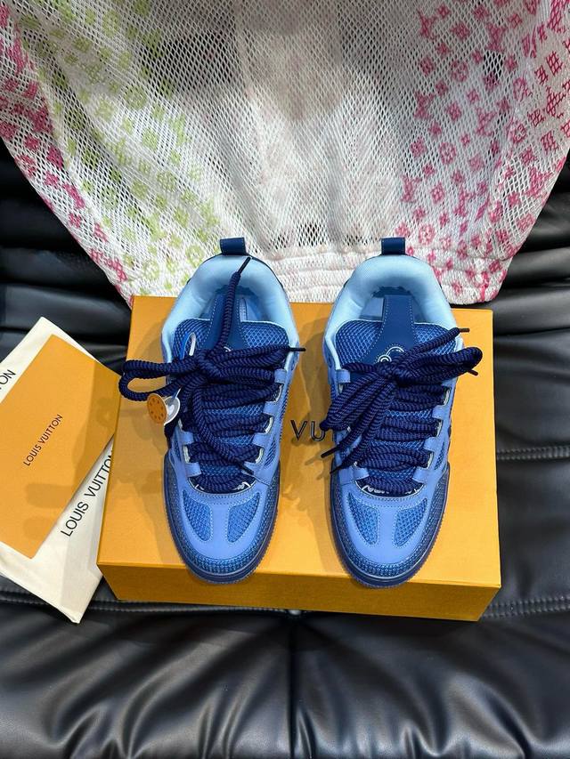 码数38-46 L*Skate 运动鞋，本款 L.V Skate 运动鞋拼接 Monogram 丹宁布和科技网格面料，搭配科技鞋带和橡胶外底，彰显 1990 年