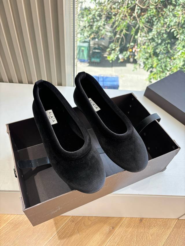 G241所见即所得代购级别原版购入法国一线奢侈品牌Alaia 阿莱亚秋冬天真的要来咯！羊羔绒鞋～ DDD 单鞋Alaia奶呼呼的秋冬单品，是谁还没有拥有#Ala