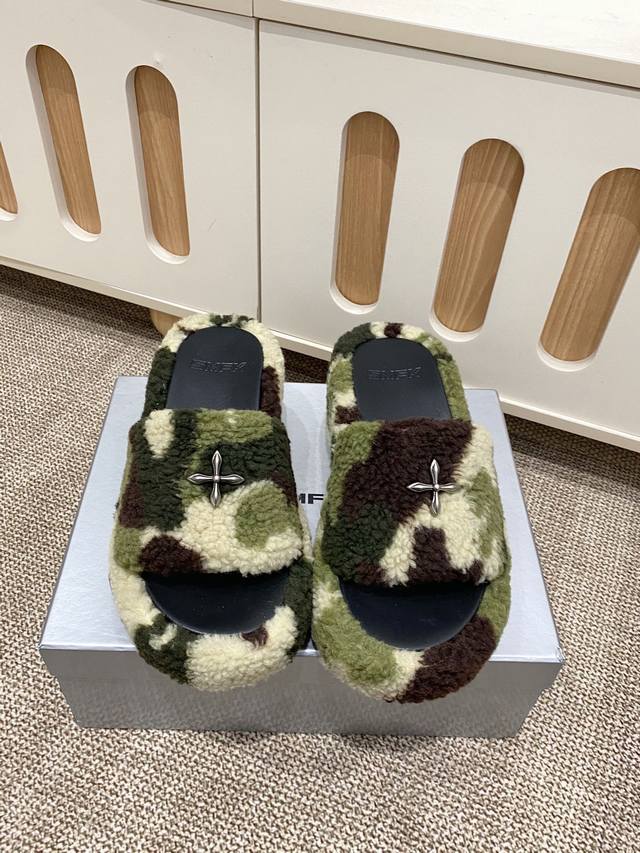 Smfk 25Ss 秋冬 新品 厚底 毛毛拖 DDD 4色 DDD 有点野性有点个性，这一季的Smfk真的让人心动不已，毛拖简直直击内心！超级炫酷，家人们沙漠战