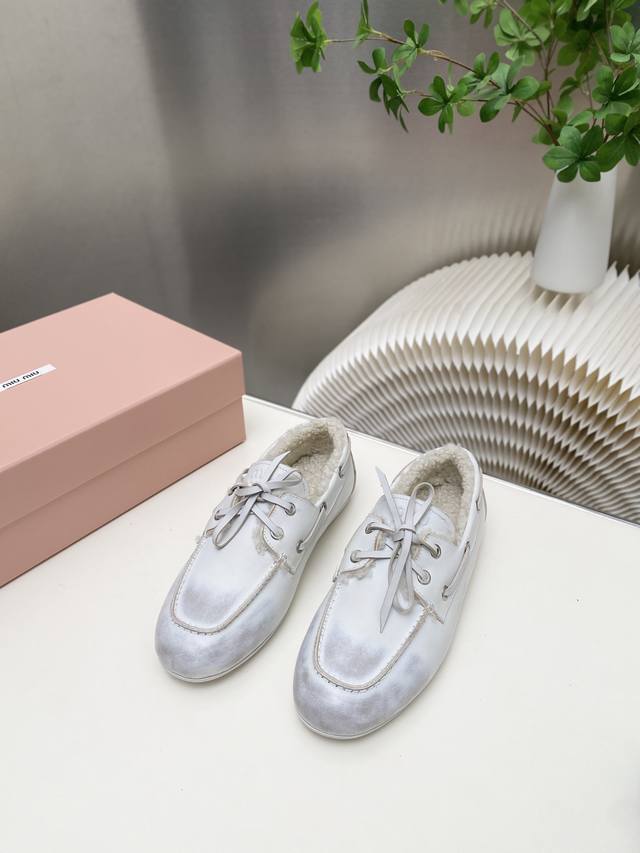 出厂 缪缪2025擦色系带鸡眼平底豆豆鞋 走秀新款 .复古小皮鞋乐福鞋 豆豆鞋 复古时尚 简约高级 随意搭配 上脚非常舒适，年度必入款！超级重工 每一双都是独一