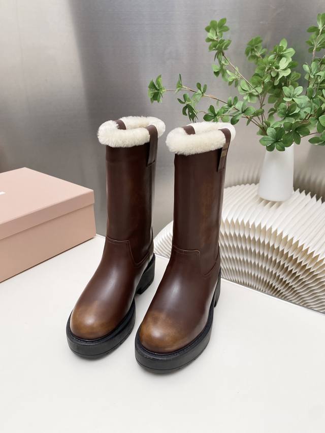 出厂价Pp毛里 皮里 缪缪2025秋冬走秀新款长靴.今年最值得入手的靴子 没有之一！各大网红明星上脚 Miumiu今年 秋冬限定款 ，专柜非常难买 看着很硬的样