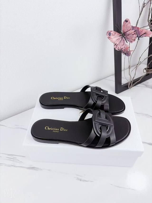 25Ss春夏新款Dior 迪奥D-Club镂空叠层Cd交叉带凉拖鞋猪鼻子编织带平底拖鞋 DDD 这款 D-Club 凉拖是二零二五秋季系列新品，以简约优雅的设计