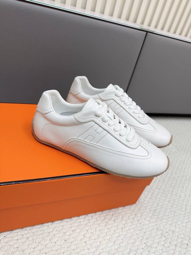 Hermes 爱马仕情侣鞋，步履生辉 DDD 经典德训鞋，重塑情侣默契足迹 DDD 斜体线条勾勒灵动轮廓 DDD 明艳色彩点缀都市风景 DDD 每一针都是法式美