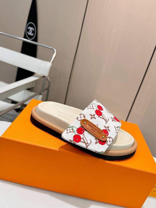 顶奢典藏｜Lv专柜春季主推 DDD DDD 2026春夏新境｜奢韵再定义 DDD 当经典老花邂逅鎏金樱桃 DDD 真皮立体压印徽章点缀丝光面料 DDD 水台弧度