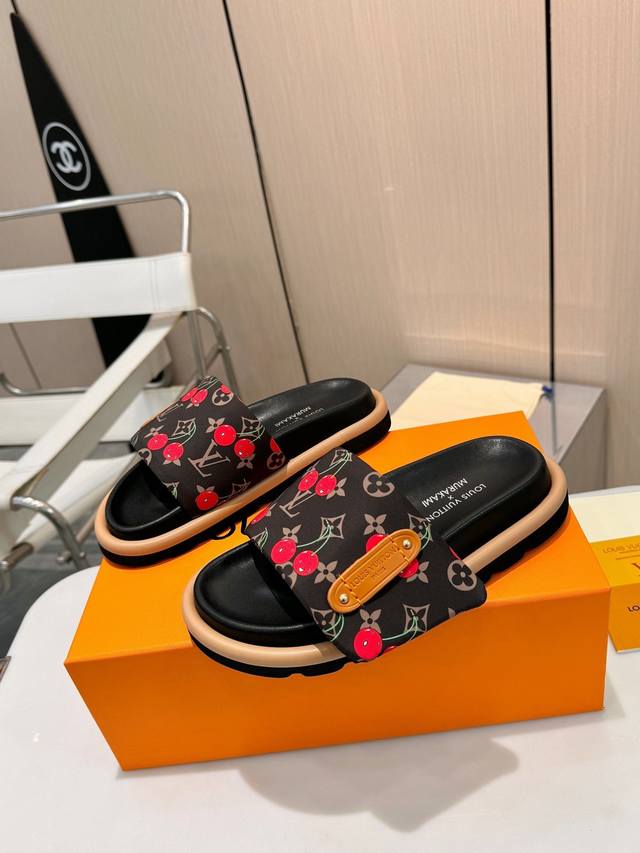 顶奢典藏｜Lv专柜春季主推 DDD DDD 2026春夏新境｜奢韵再定义 DDD 当经典老花邂逅鎏金樱桃 DDD 真皮立体压印徽章点缀丝光面料 DDD 水台弧度