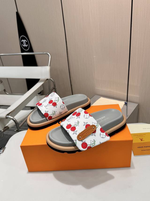 顶奢典藏｜Lv专柜春季主推 DDD DDD 2026春夏新境｜奢韵再定义 DDD 当经典老花邂逅鎏金樱桃 DDD 真皮立体压印徽章点缀丝光面料 DDD 水台弧度