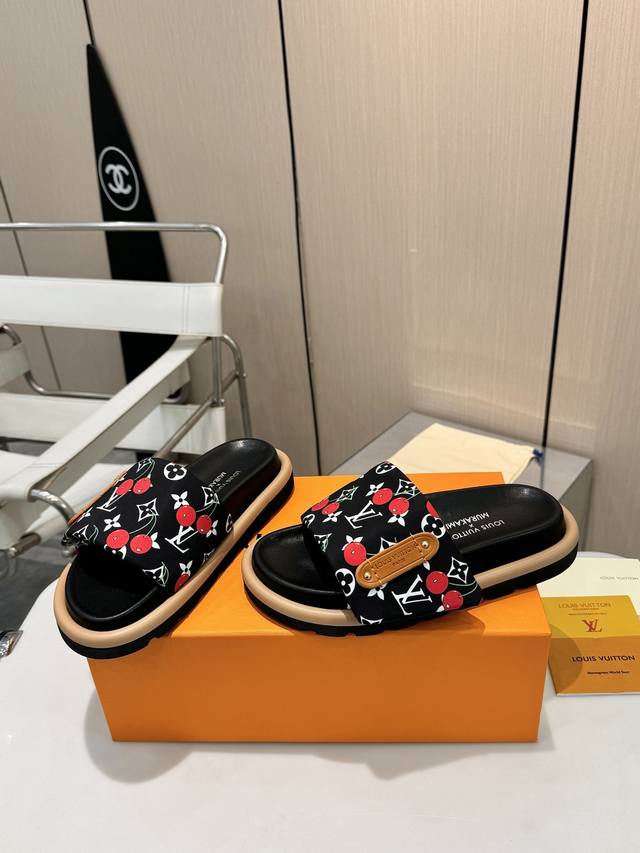 顶奢典藏｜Lv专柜春季主推 DDD DDD 2026春夏新境｜奢韵再定义 DDD 当经典老花邂逅鎏金樱桃 DDD 真皮立体压印徽章点缀丝光面料 DDD 水台弧度