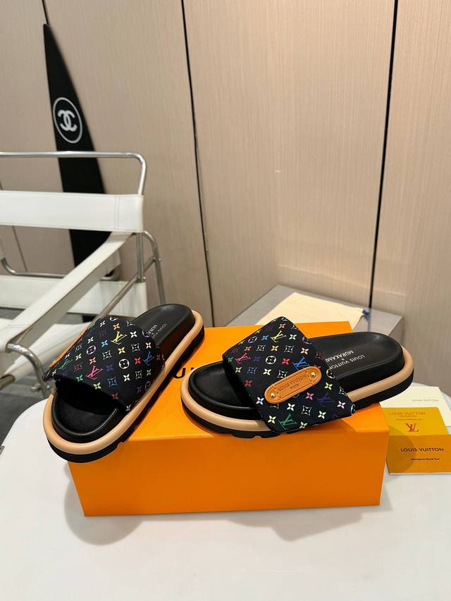 路易威登｜五彩老花拖鞋 DDD 2026春夏 高奢专柜主打 DDD 全新顶奢版本 全球博主私藏款 DDD 经典老花重塑五彩幻境 DDD 真皮立体徽标镶嵌 原版水