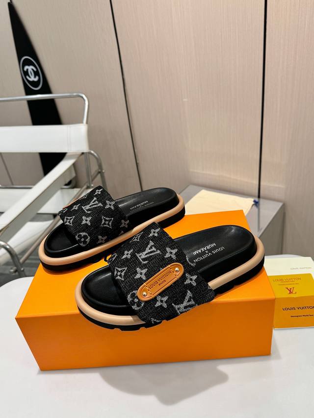 Lv专柜最新主打｜牛仔印花拖鞋 DDD 2026春夏顶奢预览 DDD 当季专柜硬货上新！ DDD 路易威登经典牛仔布老花 DDD 配真皮立体压印徽标 DDD 水