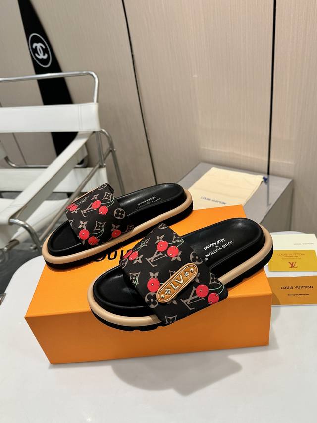 顶奢典藏｜Lv专柜春季主推 DDD DDD 2026春夏新境｜奢韵再定义 DDD 当经典老花邂逅鎏金樱桃 DDD 金属徽章点缀丝光面料 DDD 水台弧度温柔托起