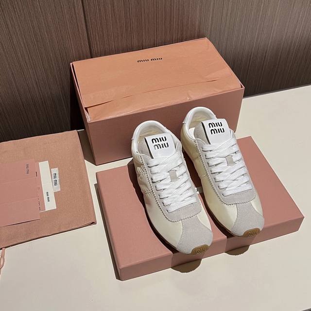 Miumiu 2026 早春德训鞋｜一眼心动，步履生风。 DDD 早春衣橱的奢华点睛， DDD 一双足够。 DDD 轻盈轮廓邂逅精湛工艺， DDD 细腻皮革勾勒