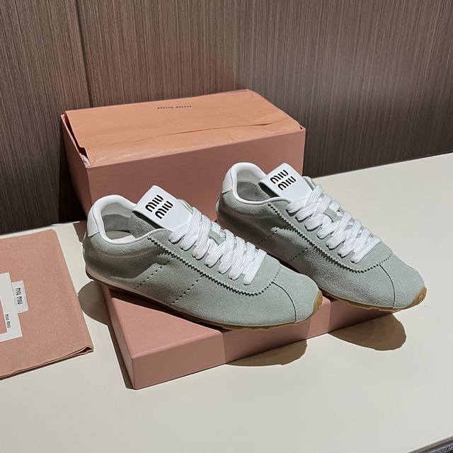 Miumiu 2026 早春德训鞋｜一眼心动，步履生风。 DDD 早春衣橱的奢华点睛， DDD 一双足够。 DDD 轻盈轮廓邂逅精湛工艺， DDD 细腻皮革勾勒