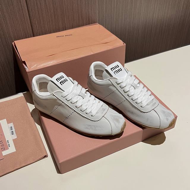 Miumiu 2026 早春德训鞋｜一眼心动，步履生风。 DDD 早春衣橱的奢华点睛， DDD 一双足够。 DDD 轻盈轮廓邂逅精湛工艺， DDD 细腻皮革勾勒