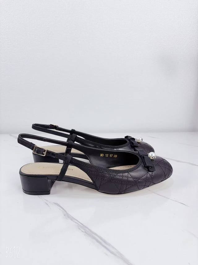 Miss Dior 迪奥经典巴黎走秀款秋冬新品 DDD 金属扣单鞋系列 DDD 这款Miss单鞋系列巴黎走秀爆款，优雅时尚。采用漆皮皮革精心制作，款式简约，鞋面