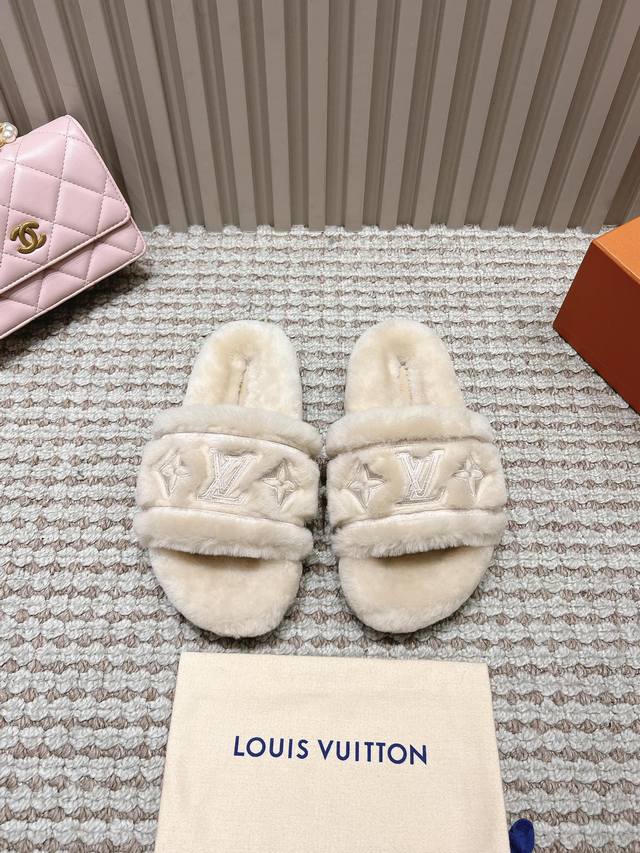 2026冬春新序 DDD 将慵懒穿成高级姿态 DDD Lv字母刺绣于羊毛鞋面轻轻绽放 DDD 每一针都是奢华的注脚 DDD 柔软包裹双足，步履间皆是暖意 DDD