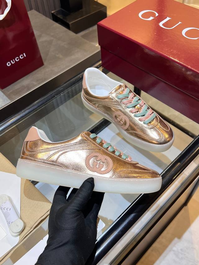 古驰早春走秀同款 薄底德训鞋 DDD 轻盈如踏云，步履生风 DDD 廓形利落，藏不住慵懒的精致 DDD 侧边双G流动线迹，宛如暗藏的诗意 DDD 金属牛皮和拼接