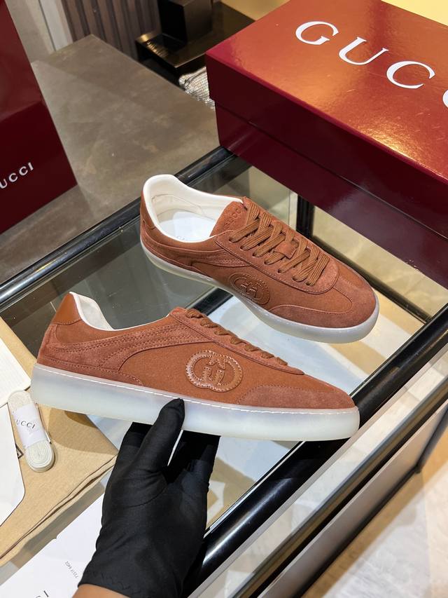 主卖男款女款定做 DDD 古驰早春走秀同款 薄底德训鞋 DDD 轻盈如踏云，步履生风 DDD 廓形利落，藏不住慵懒的精致 DDD 侧边双G流动线迹，宛如暗藏的诗