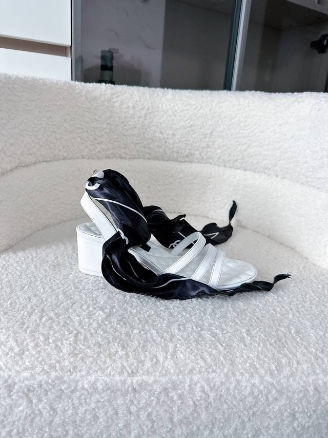 飞机盒+10 Chanel 26 A官网新款上架 DDD 夏日浪漫限定 丝带缠绕足间 DDD 蝴蝶结系带设计 优雅不掉跟 DDD 经典菱格纹刺绣鞋垫 步步生花