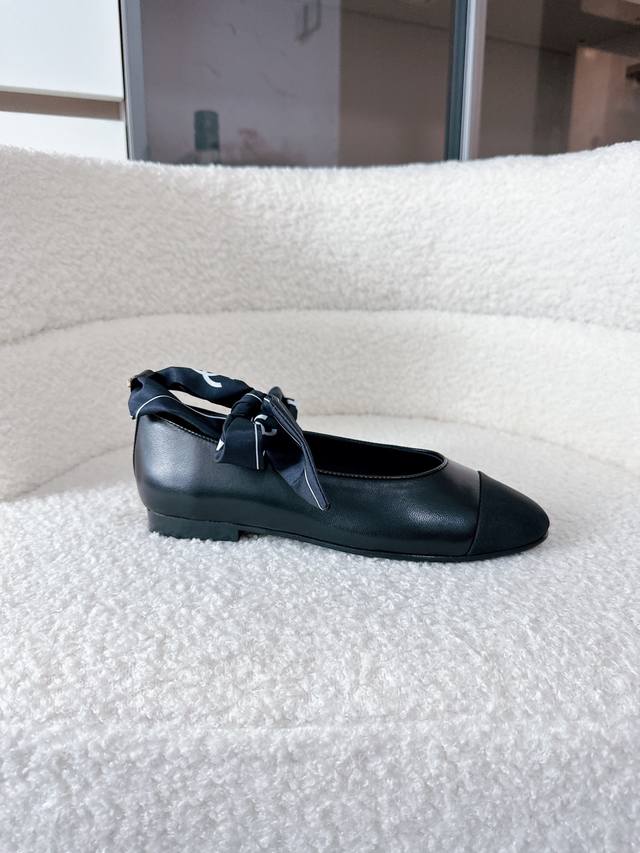 飞机盒+10 DDD Chanel 香奈儿 26 A DDD 官网最新芭蕾舞鞋优雅登场 DDD 经典菱格刺绣垫脚，柔美丝带系带设计 DDD 不仅温柔缠绕脚踝，更