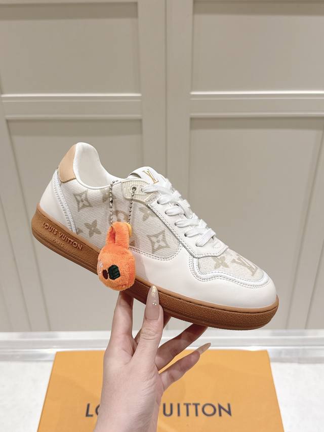 百年风华 Lv绒面牛皮滑板鞋，演绎法式慵懒美学 DDD 不是所有休闲鞋都能被写进秀场史册 DDD 当经典Monogram遇上羊皮温柔内里 DDD 每一步都像踩在