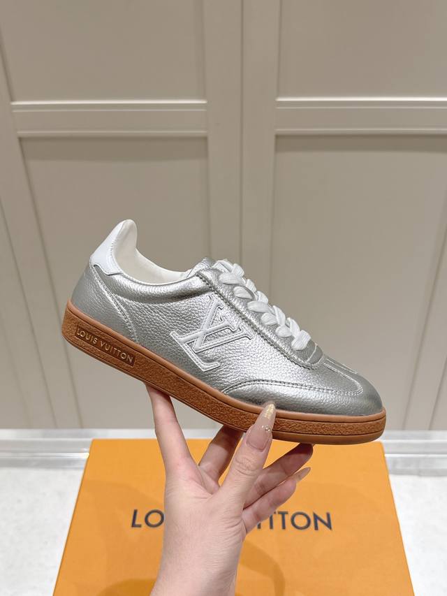 Lv秋季限定滑板鞋｜一眼沦陷的贵族优雅 DDD 秀场明星私服同款 终于等来上架 DDD 百年工坊手作雕琢 每个针脚都在诉说奢侈 DDD 鞋身选用头层荔枝纹牛皮