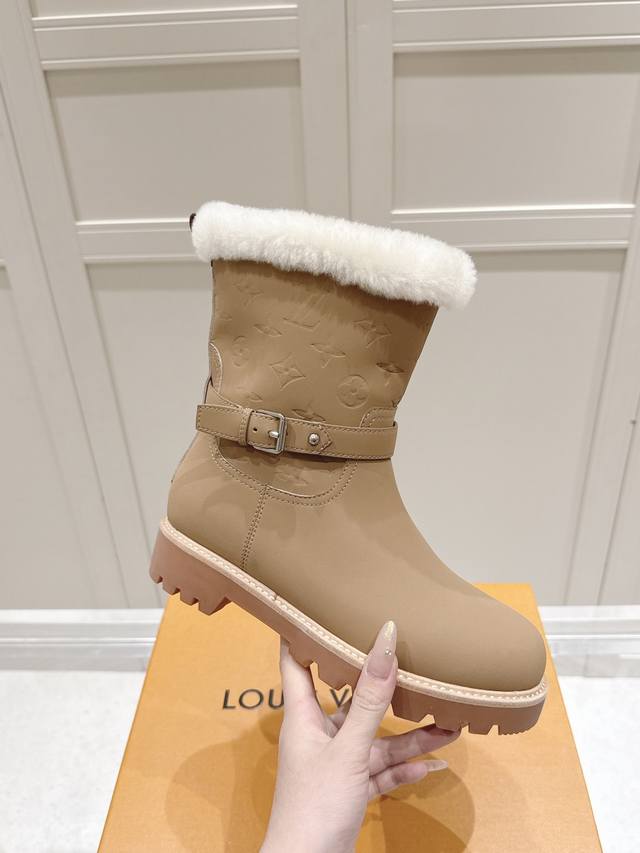 Lv秋冬骑士靴｜丝绸牛皮与羊毛内里的温柔邂逅 DDD 一眼心动的高级感，从扣带装饰到领口毛条，细节皆是奢华。立体圆头楦型悄悄修饰腿型，中粗跟设计拉长比例，穿上即