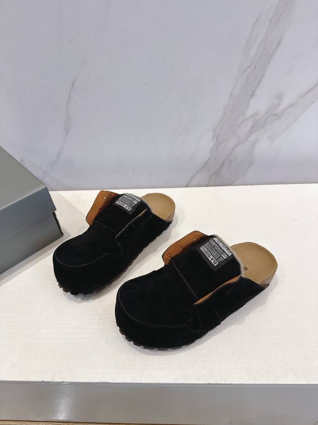 巴黎世家 × Scholl 联名包头拖鞋 正式登场。 DDD 正品开模，1:1复刻，还原经典设计线条。慵懒又高级，怎么搭都好看 DDD 早已是博主们私服里的秘密