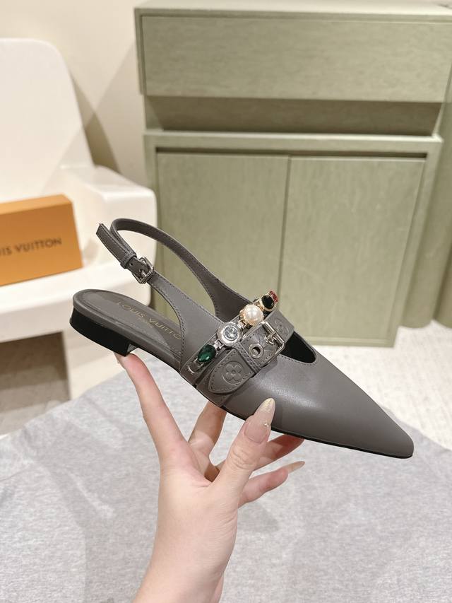 Lv 2025秋冬秀场同款后空平底单鞋 DDD 鞋身镶满璀璨宝石钻链 DDD 奢华感直接拉满 DDD 专柜官网已同步上架 DDD 经典尖头设计原版楦型1:1还原